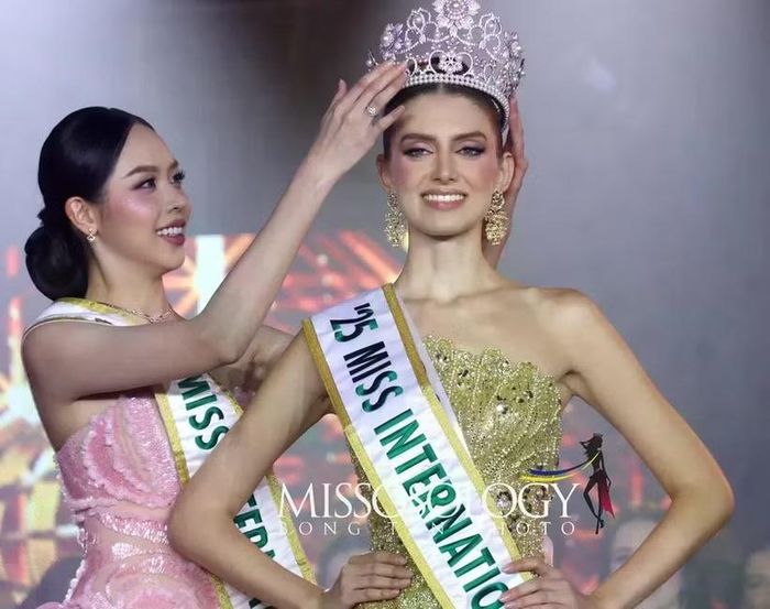Hoa hậu Thanh Thủy trao lại vương miện cho người kế nhiệm cho tân Hoa hậu Catalina Duque (Colombia) tại Miss International 2025.