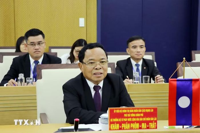 Đồng chí Khamphan Phommathat, Ủy viên Bộ Chính trị Đảng Nhân dân cách mạng Lào, Phó Thủ tướng Chính phủ, Bộ trưởng Bộ Tư pháp Lào, phát biểu tại buổi làm việc. (Ảnh: Mạnh Tú/TTXVN)