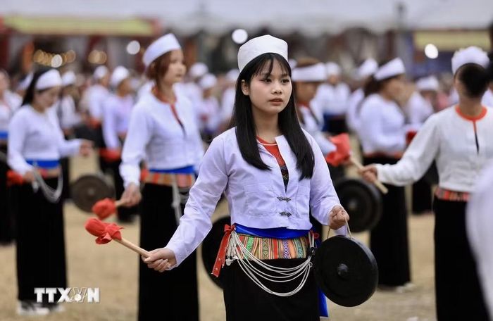 Phụ nữ Mường với trang phục truyền thống trình diễn trong lễ hội Khai hạ. (Ảnh: Trọng Đạt/TTXVN)