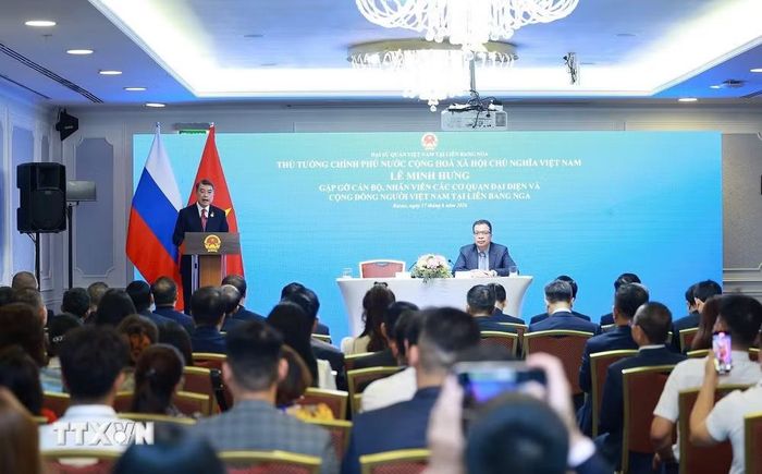 Thủ tướng Lê Minh Hưng phát biểu tại buổi gặp cán bộ, nhân viên các cơ quan đại diện và cộng đồng người Việt Nam tại Liên bang Nga. (Ảnh: Dương Giang/TTXVN)
