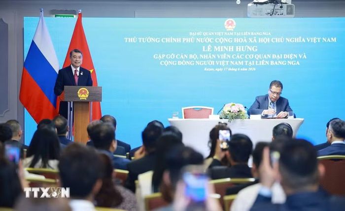 Thủ tướng Lê Minh Hưng phát biểu tại buổi gặp cán bộ, nhân viên các cơ quan đại diện và cộng đồng người Việt Nam tại Liên bang Nga. (Ảnh: Dương Giang/TTXVN)