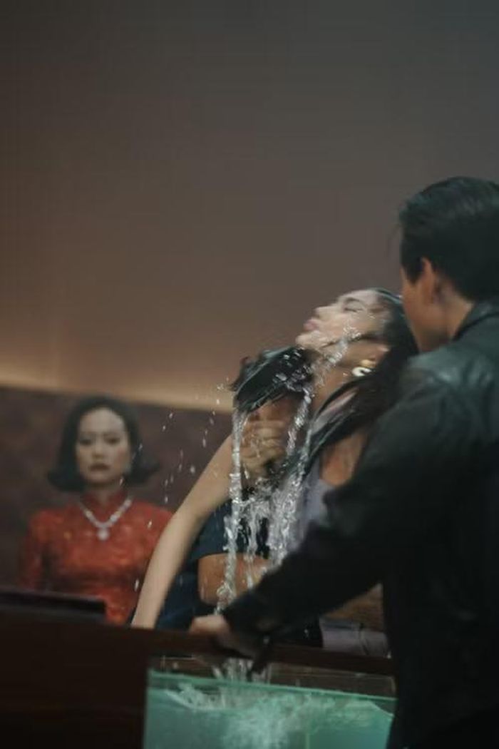 Cảnh bà Sắc cho người "dằn mặt" Cầm Thanh. (Ảnh từ phim)