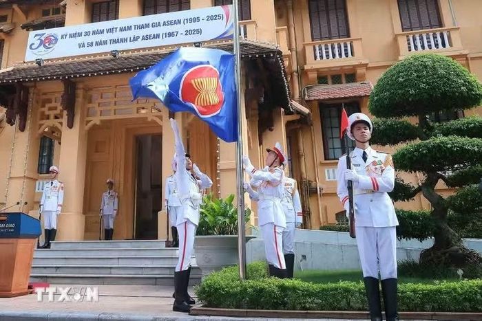 Lực lượng tiêu binh thực hiện nghi thức thượng cờ ASEAN ngày 8/8/2025. (Ảnh: An Đăng/TTXVN)