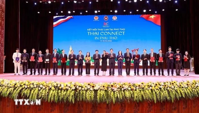 Lãnh đạo tỉnh Phú Thọ cùng đại diện các tập đoàn, doanh nghiệp Việt Nam và Thái Lan tại Lễ trao Bản ghi nhớ hợp tác chiến lược trong nghiên cứu đầu tư phát triển các khu công nghiệp thông minh. (Ảnh: Hoàng Hùng/TTXVN)
