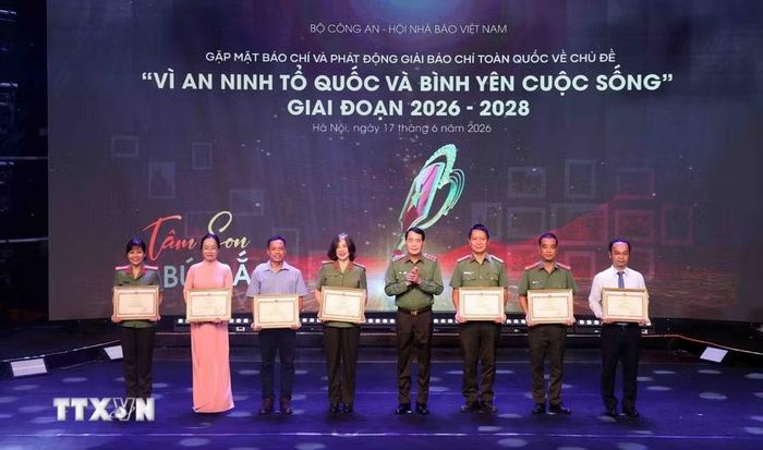 Thượng tướng Lê Quốc Hùng, Ủy viên Trung ương Đảng, Thứ trưởng Bộ Công an trao Bằng khen của Bộ trưởng Bộ Công an cho các cá nhân có thành tích xuất sắc. (Ảnh: Phạm Kiên/TTXVN)