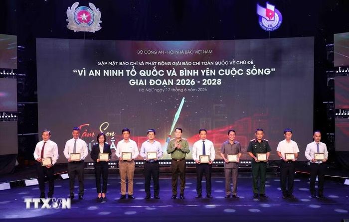 Thượng tướng Lê Quốc Hùng, Ủy viên Trung ương Đảng, Thứ trưởng Bộ Công an trao Kỷ niệm chương "Bảo vệ An ninh Tổ quốc" cho các cá nhân có thành tích xuất sắc. (Ảnh: Phạm Kiên/TTXVN)