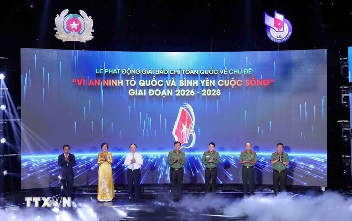 Các đại biểu thực hiện nghi thức phát động Giải báo chí toàn quốc "Vì An ninh Tổ quốc và Bình yên cuộc sống" giai đoạn 2026-2028. (Ảnh: Phạm Kiên/TTXVN)