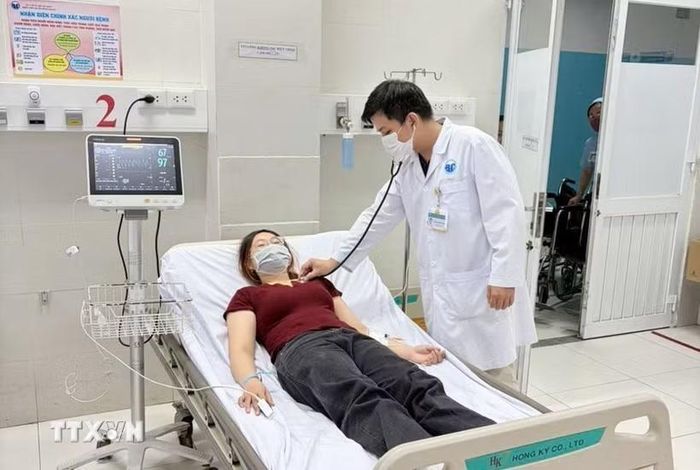 Một trường hợp nhập viện nghi ngộ độc thực phẩm. (Ảnh minh họa: TTXVN phát)