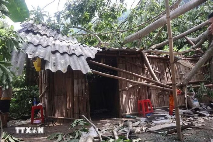 Mưa lớn sạt lở đất, đá gây thiệt hại về nhà ở một hộ dân ở xã Bảo Lâm. (Ảnh: TTXVN phát)