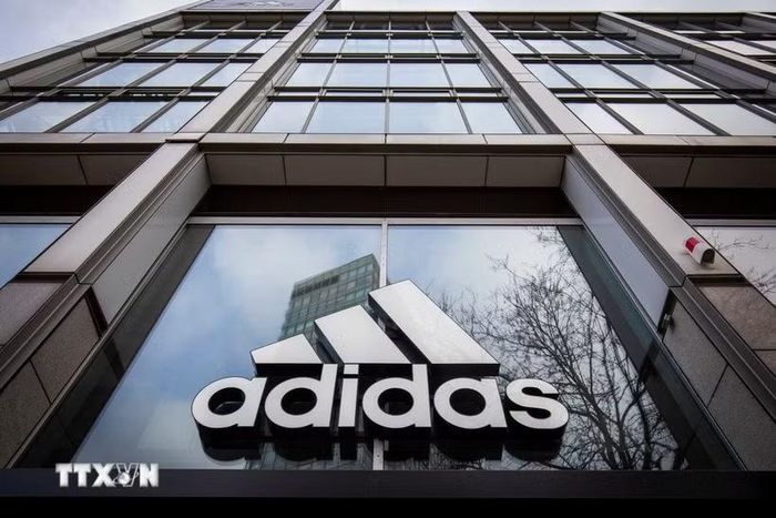 Biểu tượng của hãng sản xuất đồ thể thao Adidas tại công ty ở Berlin, Đức. (Ảnh: AFP/TTXVN)