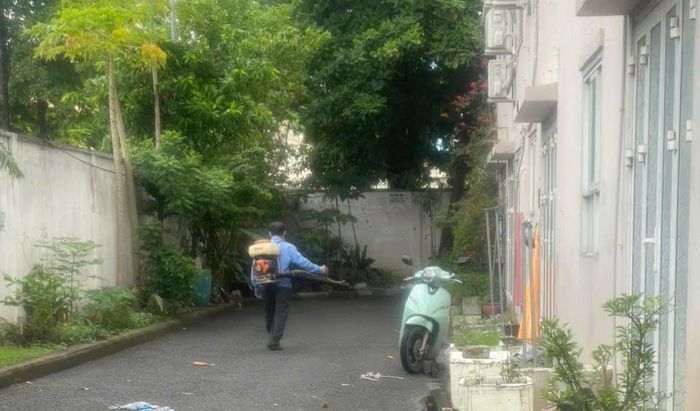Phun hóa chất diệt muỗi, diệt côn trùng nhằm phòng, chống dịch sốt xuất huyết.