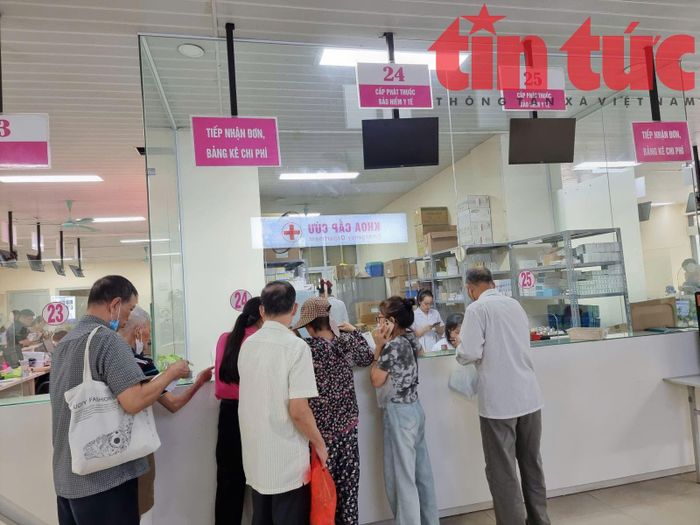 Người dân làm thủ tục khám chữa bệnh bằng BHYT.