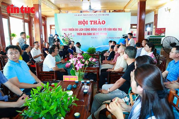 Các đại biểu, doanh nghiệp lữ hành và người dân tham dự hội thảo phát triển du lịch cộng đồng gắn với văn hóa trà tại xã Vô Tranh, tỉnh Thái Nguyên.