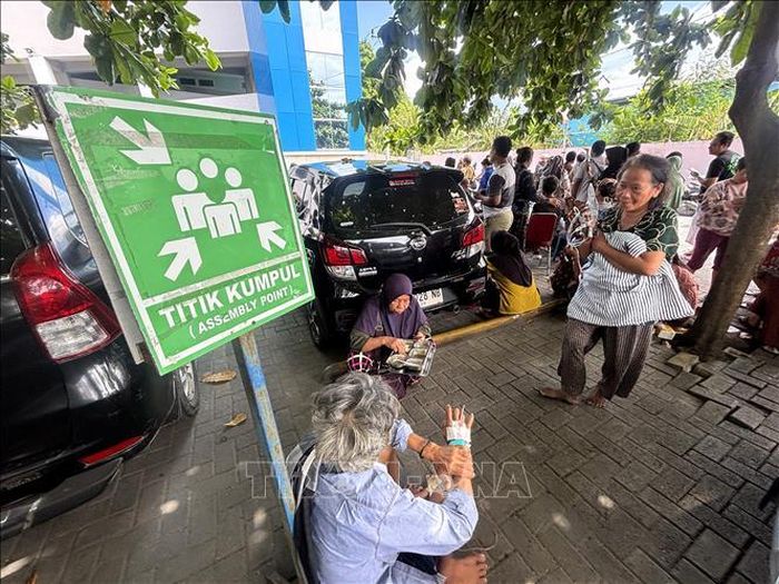Bệnh nhân được sơ tán ra khỏi một bệnh viện sau động đất tại đảo Sulawesi, Indonesia ngày 16/6/2026. Ảnh: THX/TTXVN