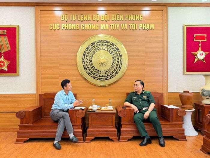 Thiếu tướng Đỗ Ngọc Cảnh - Cục trưởng Cục Phòng chống ma túy và tội phạm, Bộ Tư lệnh Bộ đội Biên phòng trả lời phỏng vấn phóng viên báo Tin tức và Dân tộc. Ảnh: Việt Cường