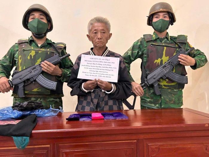 Ngày 4/6/2026, tại bản Phiêng Cài, xã Lóng Sập (Sơn La) lực lượng Bộ đội Biên phòng đã bắt giữ đối tượng Giàng Chìa (Quốc tịch Lào) đang vận chuyển trái phép 2.000 viên ma túy tổng hợp.
