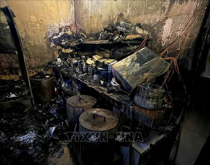 Bên trong khu vực ki-ốt bị cháy, nhiều vật dụng và thiết bị kinh doanh bị hư hỏng do nhiệt và khói. Ảnh: TTXVN phát.