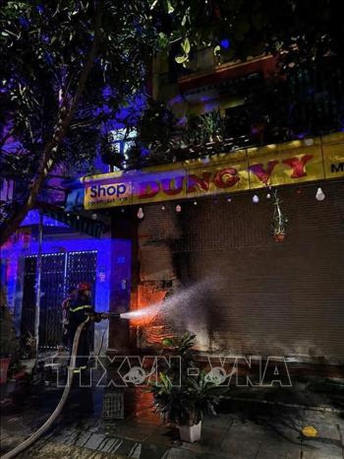 Khi tiếp cận hiện trường, ngôi nhà có kết cấu 4 tầng, tầng 1 sử dụng cửa cuốn, từ tầng 2-4 là ban công, qua ghi nhận tình hình, cảnh sát xác định có 3 người, gồm hai ông bà và một cháu nhỏ 4 tuổi, đang mắc kẹt trên tầng 4. Ảnh TTXVN phát