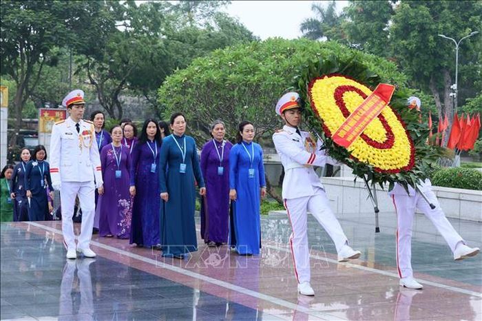 Đoàn đại biểu dự Đại hội đại biểu Phụ nữ toàn quốc lần thứ XIV đến đặt vòng hoa tưởng niệm các Anh hùng liệt sĩ. Ảnh: An Đăng/TTXVN.