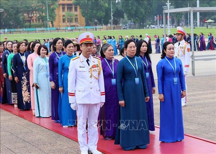 Đoàn đại biểu dự Đại hội đại biểu Phụ nữ toàn quốc lần thứ XIV tưởng nhớ Chủ tịch Hồ Chí Minh. Ảnh: An Đăng/TTXVN.