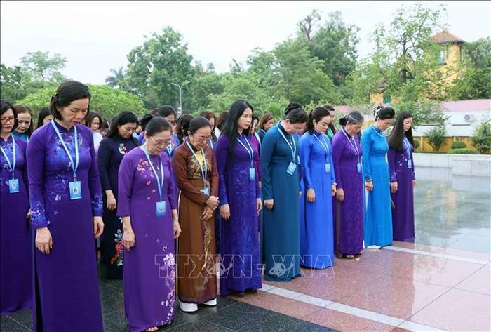 Đoàn đại biểu dự Đại hội đại biểu Phụ nữ toàn quốc lần thứ XIV tưởng niệm các Anh hùng liệt sĩ. Ảnh: An Đăng/TTXVN.