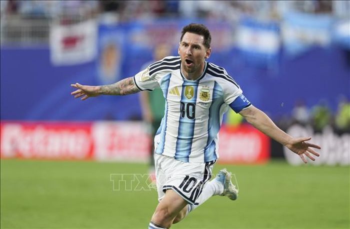 Tiền đạo Lionel Messi ăn mừng sau khi ghi bàn thắng mở tỉ số cho đội tuyển Argentina ở phút 17. Ảnh: THX/TTXVN