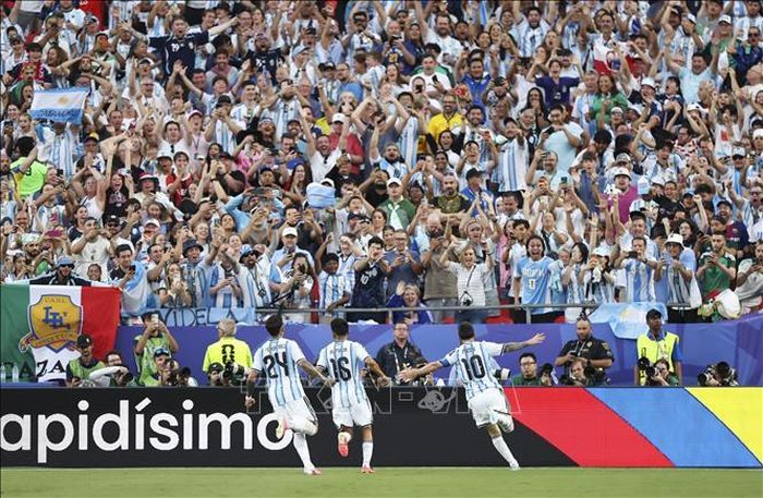 Tiền đạo Lionel Messi (số 10) ăn mừng sau khi ghi bàn thắng mở tỉ số cho đội tuyển Argentina. Ảnh: THX/TTXVN