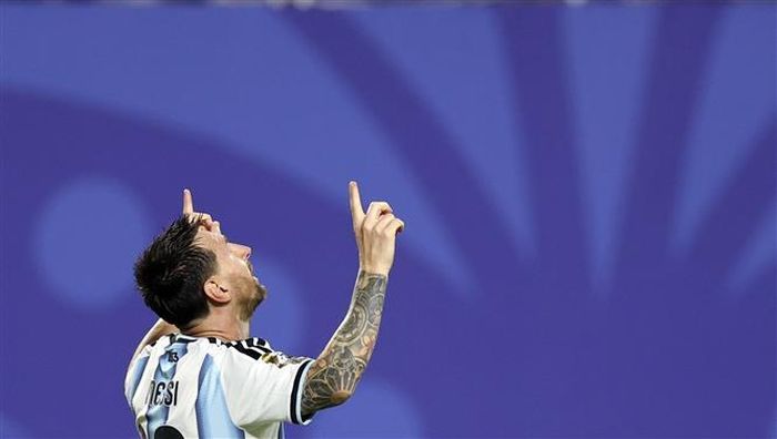 Pha ăn mừng của tiền đạo Lionel Messi sau khi ghi bàn thắng ấn định tỉ số 3-0 cho đội tuyển Argentina. Ảnh: THX/TTXVN