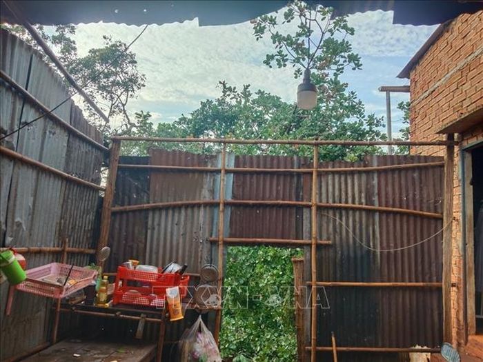 Lốc xoáy làm tốc mái một ngôi nhà tại xã Phú Nghĩa.