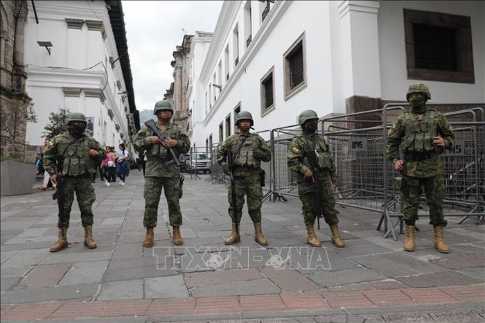Binh sĩ Ecuador gác bên ngoài dinh Tổng thống tại Quito. Ảnh minh họa: THX/TTXVN