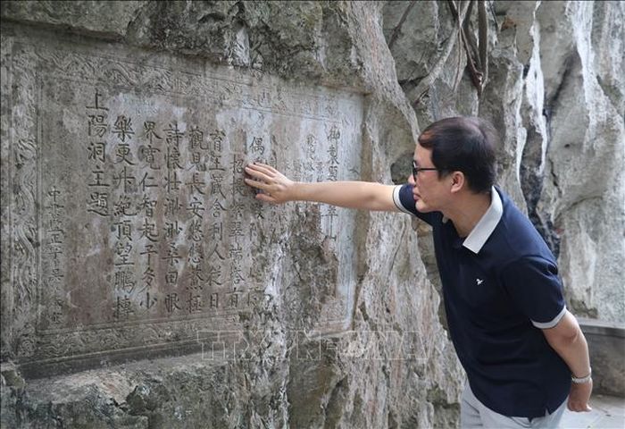 Nhiều nhà nghiên cứu trong và ngoài nước đến tham quan, tìm hiểu về Văn khắc Hán Nôm ở núi Non Nước. Ảnh: Thùy Dung/TTXVN