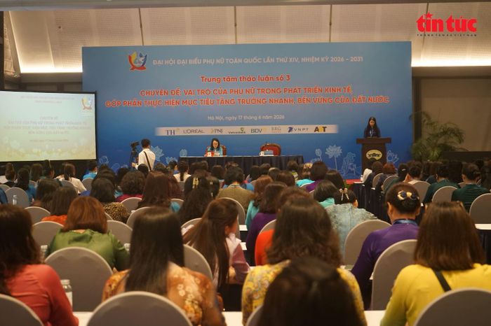 Phiên thảo luận 3 về vai trò của phụ nữ trong phát triển kinh tế, góp phần thực hiện mục tiêu tăng trưởng nhanh, bền vững của đất nước
