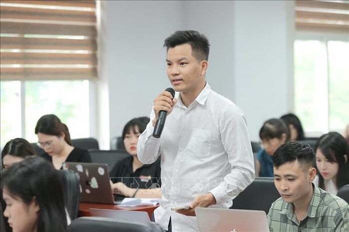 Phóng viên đặt câu hỏi tại cuộc họp báo. Ảnh: Minh Quyết/TTXVN