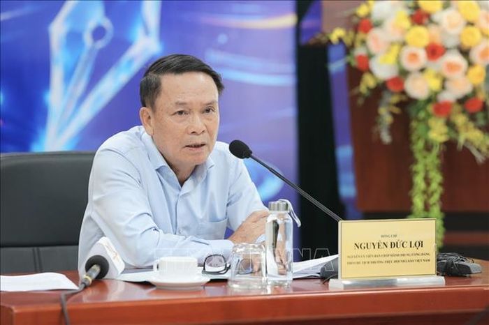 Phó Chủ tịch thường trực Hội Nhà báo Việt Nam Nguyễn Đức Lợi trả lời câu hỏi của phóng viên tại họp báo. Ảnh: Minh Quyết/TTXVN.