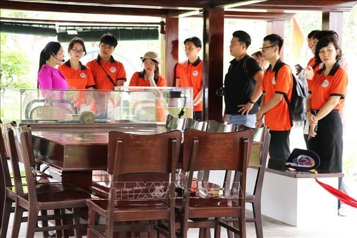 Du khách tham quan mô hình nhà sàn của Chủ tịch Hồ Chí Minh tại Khu Di tích quốc gia đặc biệt “Mộ Cụ Nguyễn Sinh Sắc” ở phường Cao Lãnh, tỉnh Đồng Tháp.