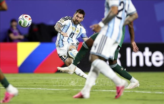 Pha ghi bàn của tiền đạo Argentina Lionel Messi. Ảnh: THX/TTXVN