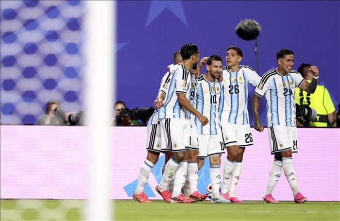 Tiền đạo Argentina Lionel Messi ăn mừng cùng đồng đội sau khi ghi bàn thắng nhân đôi cách biệt 2-0 trước Algeria. Ảnh: THX/TTXVN