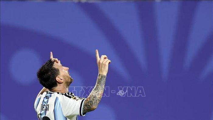 Pha ăn mừng của tiền đạo Lionel Messi sau khi ghi bàn thắng ấn định tỉ số 3-0 cho Argentina. Ảnh: THX/TTXVN