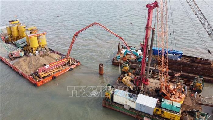 Các kỹ sư và công nhân thi công trên biển.