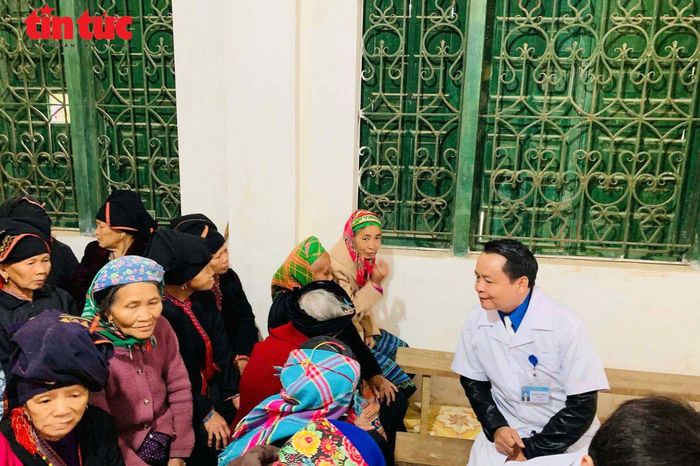 Bác sĩ Thắng ân cần hỏi thăm sức khỏe người dân đến khám bệnh.