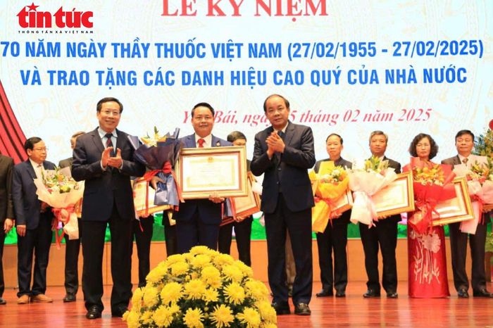 Bác sĩ Chuyên khoa II Cao Ngọc Thắng nhận danh hiệu Thầy thuốc ưu tú.