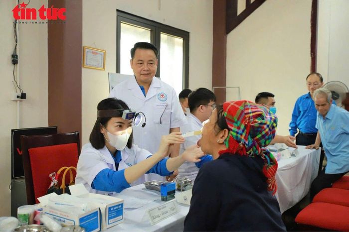 Bác sĩ Cao Ngọc Thắng cùng đồng nghiệp khám chữa bệnh miễn phí cho bà con vùng cao.