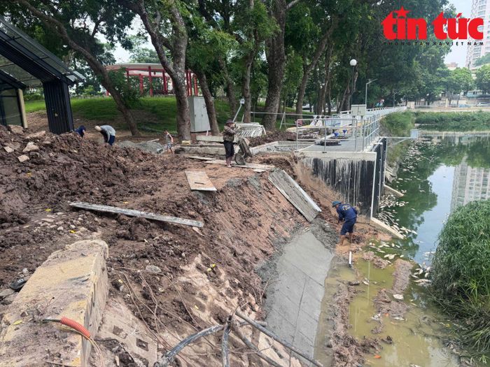 Hệ thống thoát nước trong Công viên Nghĩa Đô đang được cải tạo.