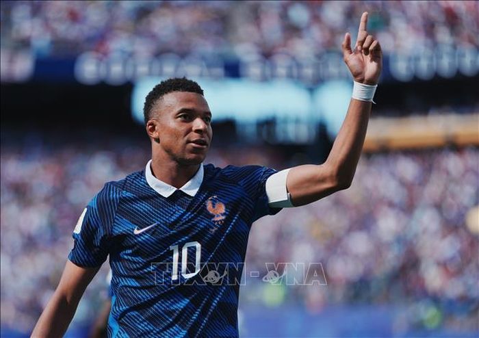 Sau hiệp 1 chơi mờ nhạt, Kylian Mbappe tỏa sáng trong hiệp 2 với cú đúp siêu phẩm vào lưới tuyển Senegal. Ảnh: THX/TTXVN