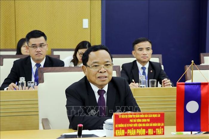Đồng chí Khamphan Phommathat, Ủy viên Bộ Chính trị Đảng NDCM Lào, Phó Thủ tướng Chính phủ, Bộ trưởng Bộ Tư pháp nước CHDCND phát biểu tại buổi làm việc. Ảnh: Mạnh Tú/TTXVN