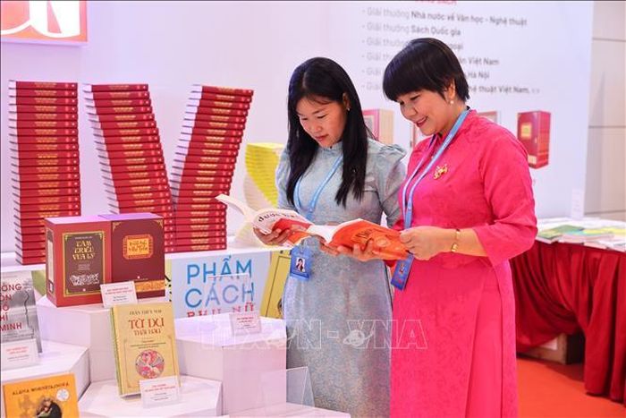Các đại biểu tham quan triển lãm tại Đại hội. Ảnh: Minh Đức/TTXVN