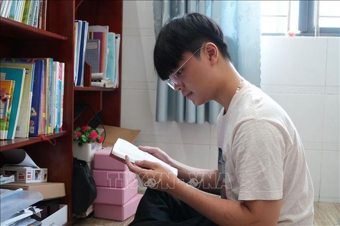 Em Lê Gia Vinh rất đam mê đọc sách.