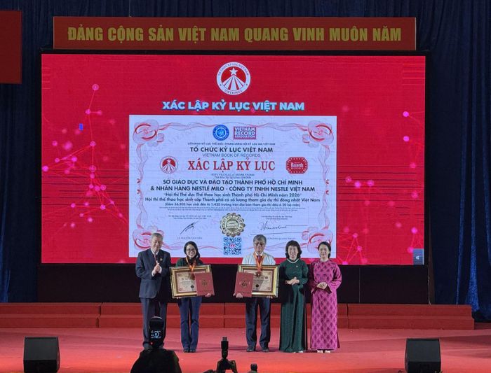 Giám đốc Sở Giáo dục và Đào tạo TP Hồ Chí Minh Nguyễn Văn Hiếu đón nhận bằng kỷ lục Việt Nam cho thành tích của ngành.