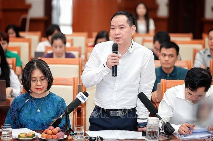 Ông Dương Tiến Dũng - Phó Vụ trưởng Vụ Ngân sách Nhà nước, Bộ Tài chính trả lời câu hỏi của phóng viên. Ảnh: Phạm Tuấn Anh/TTXVN