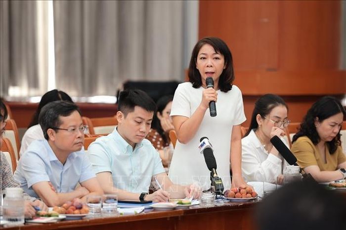 Bà Phạm Thu Phương - Phó Cục trưởng Cục Quản lý và Giám sát bảo hiểm, Bộ Tài chính trả lời câu hỏi của phóng viên. Ảnh: Phạm Tuấn Anh/TTXVN